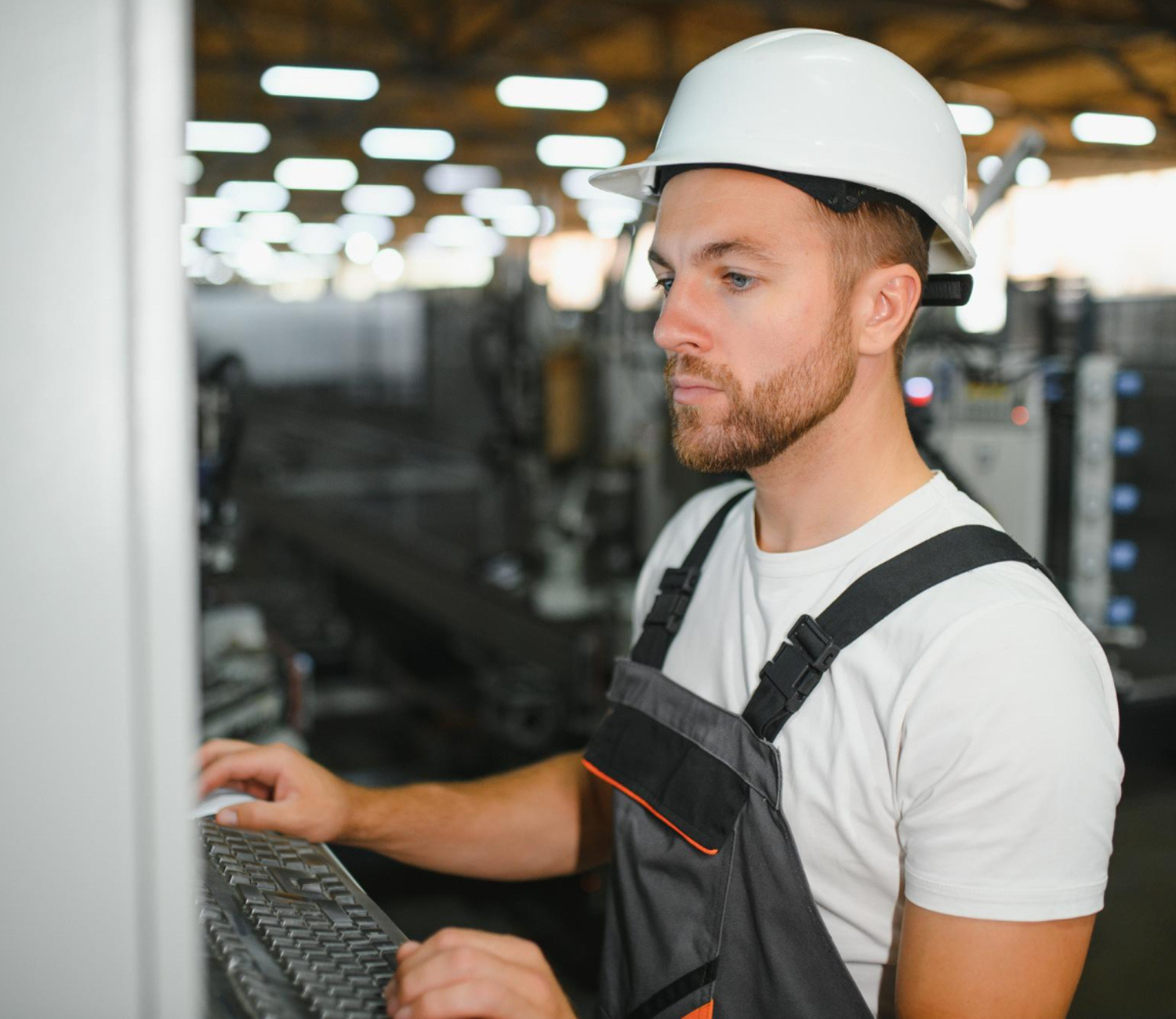 Técnico trabajando en un proyecto