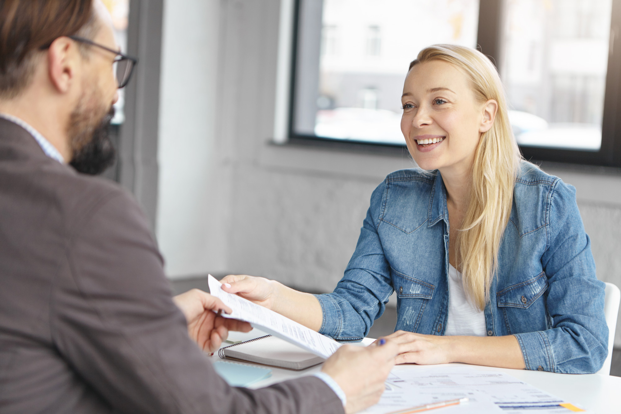 Personas en entrevistas de trabajo