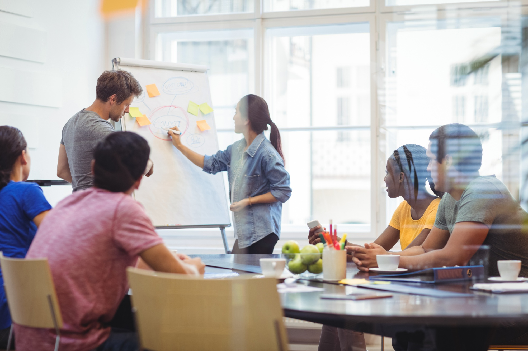 Personas que reciben formación en una empresa