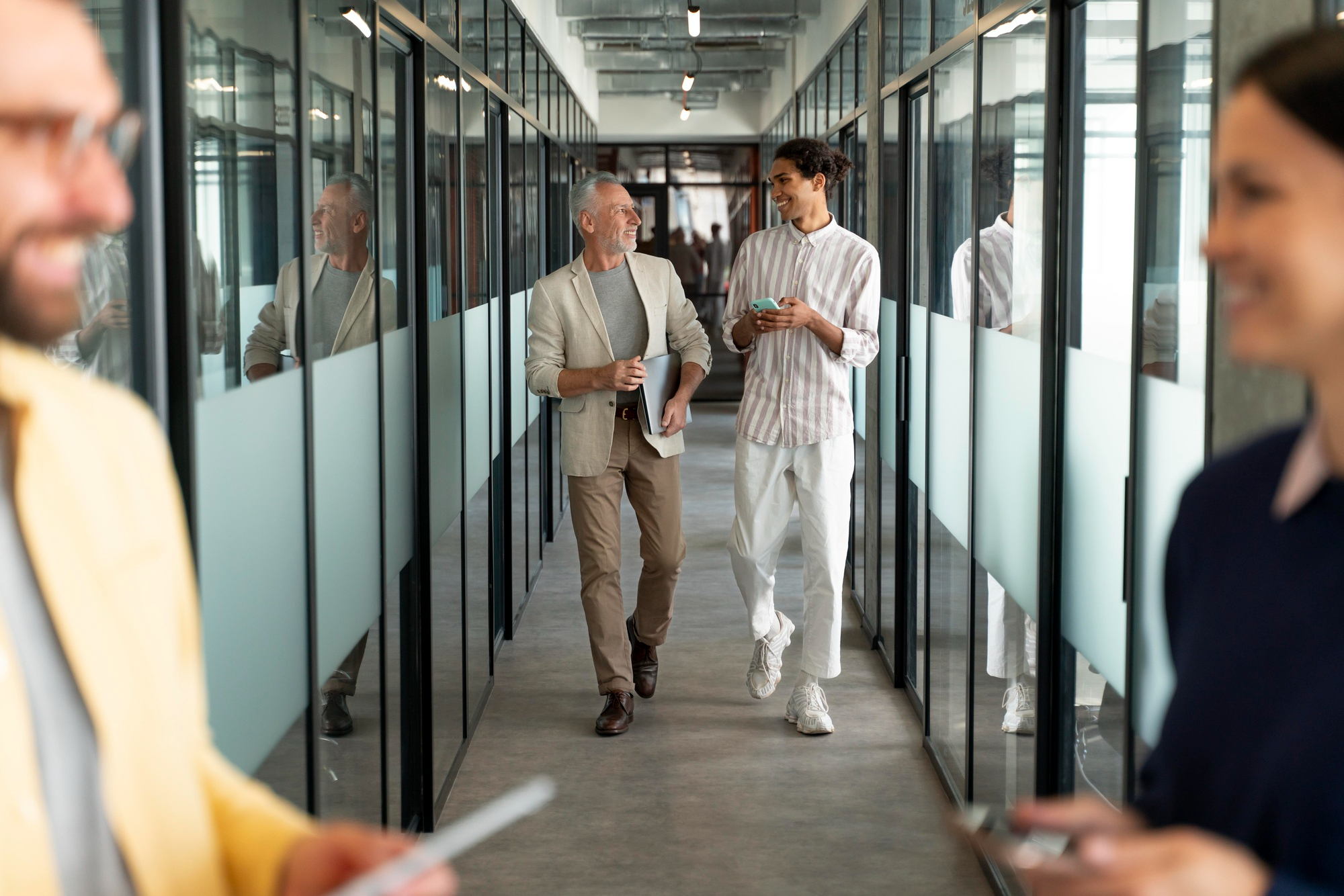 Personas caminando y hablando en un pasillo de la empresa