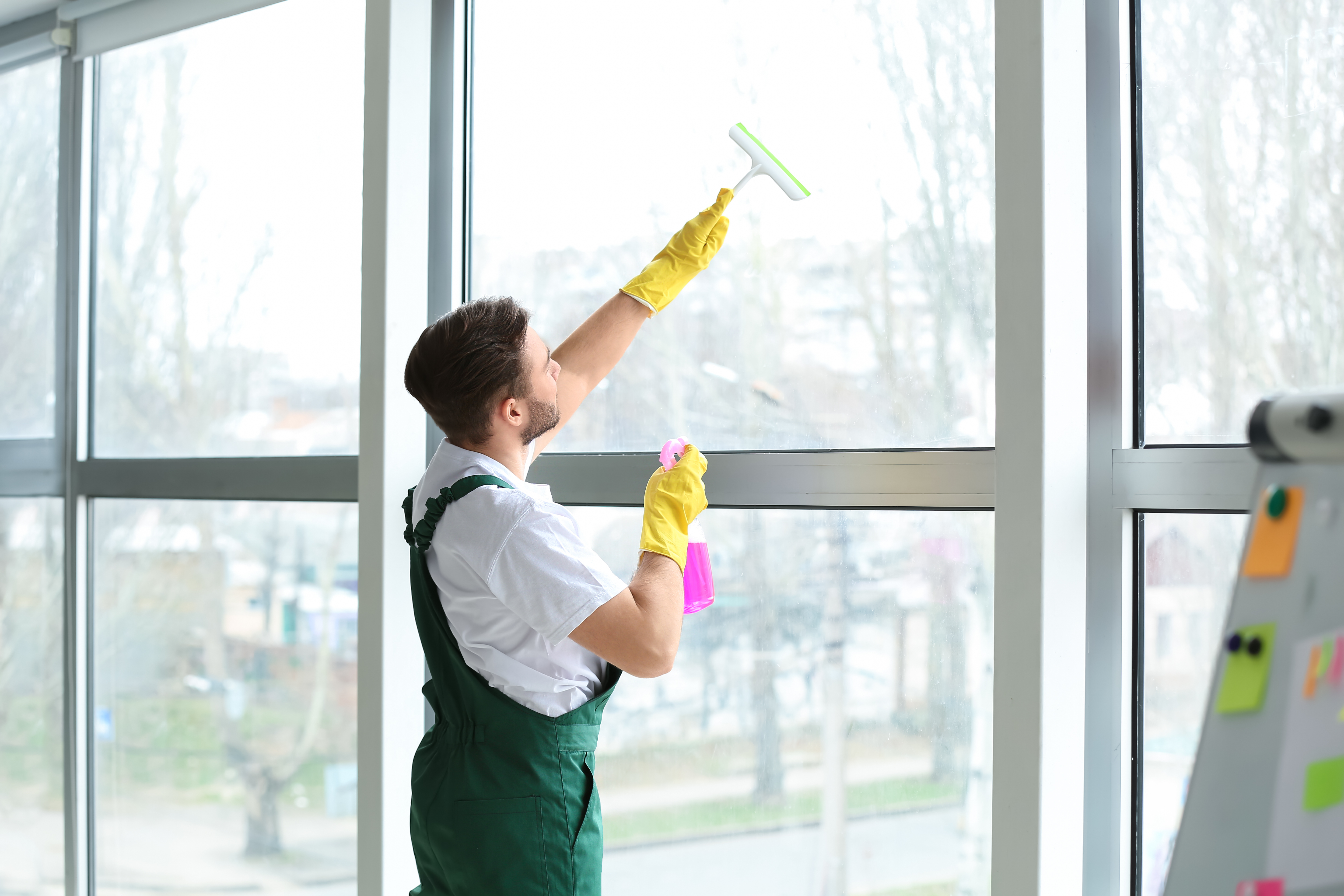 Un homme travaillant pour un service de nettoyage de bâtiments.