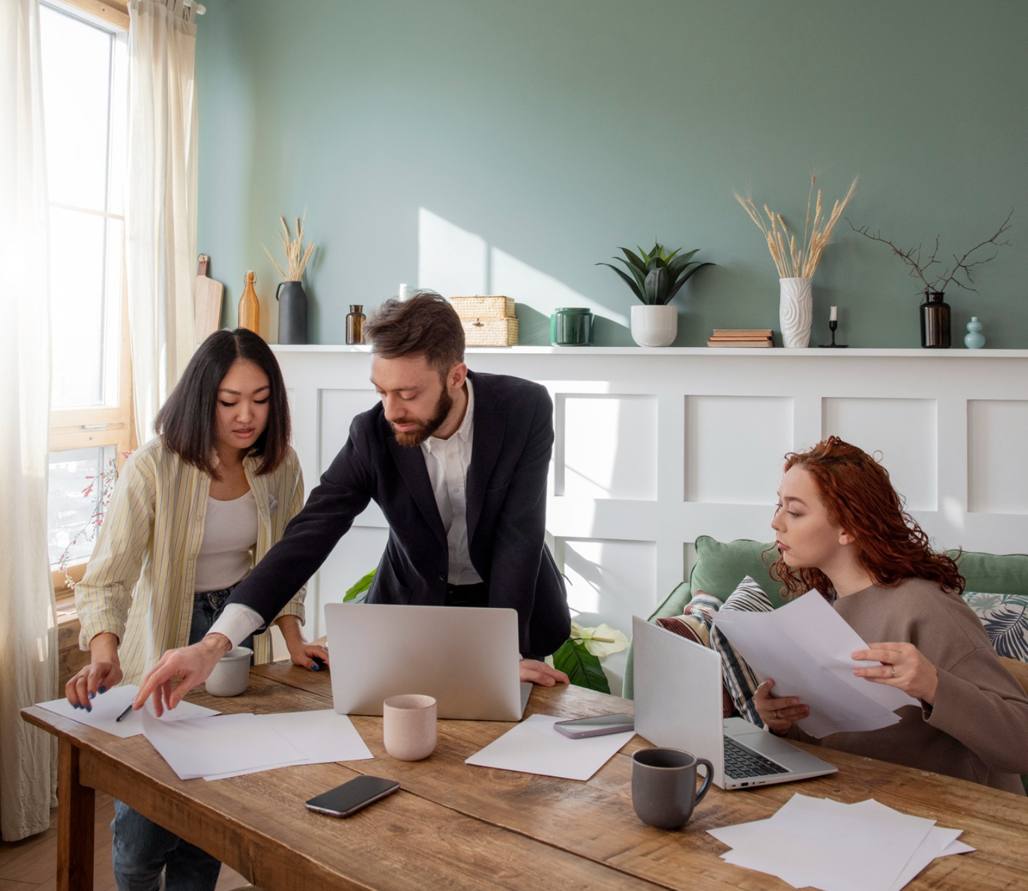 Personas que trabajan con ordenadores