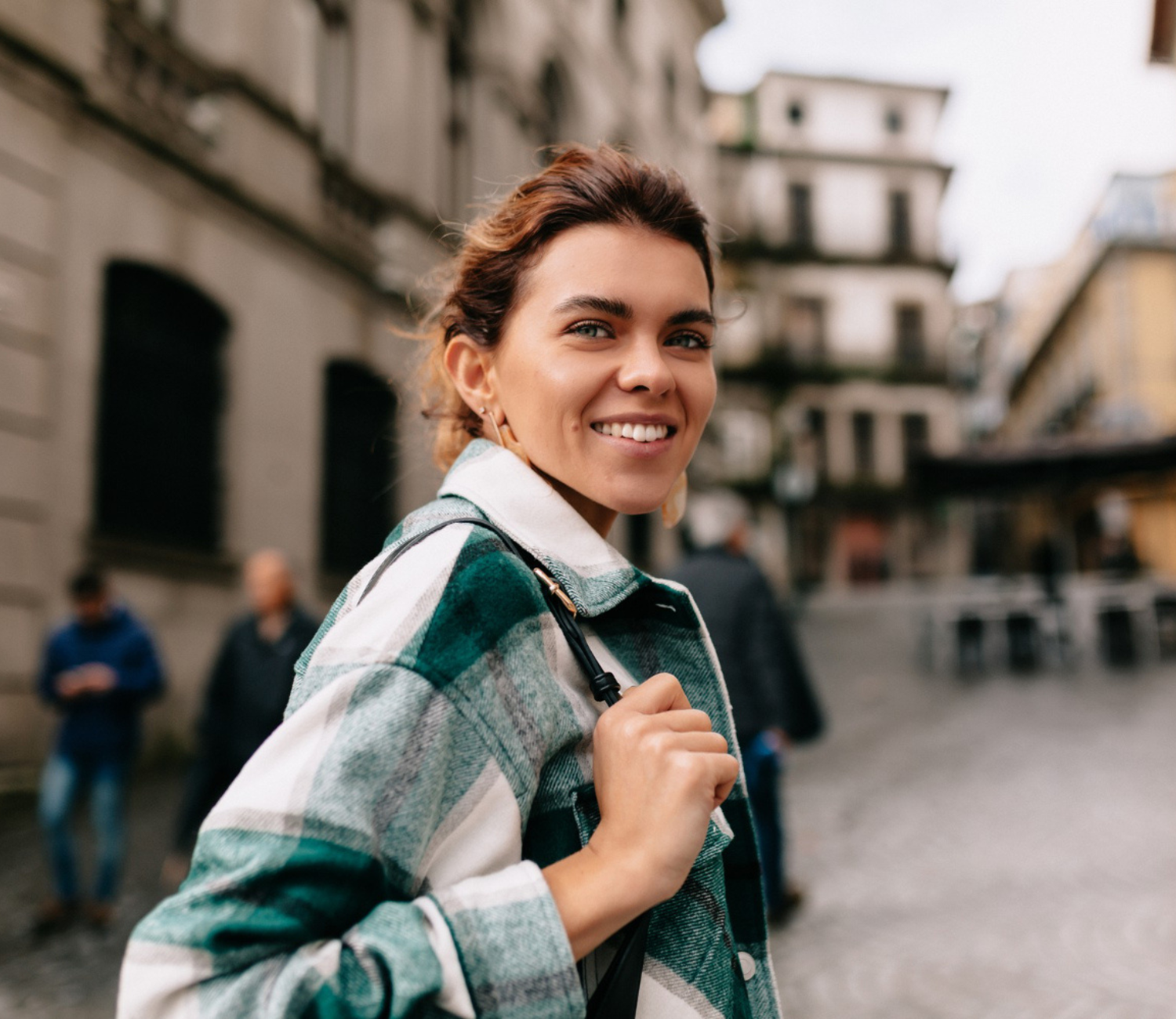 Una persona sonriente en las calles de Madrid