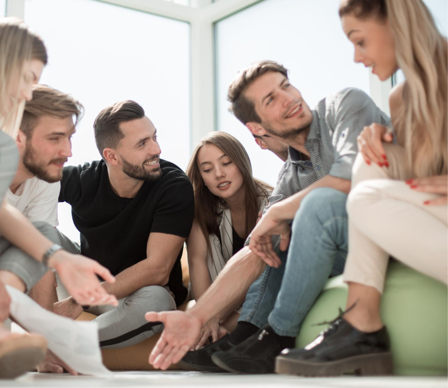 personas que participan en un acto de teambulding en la empresa