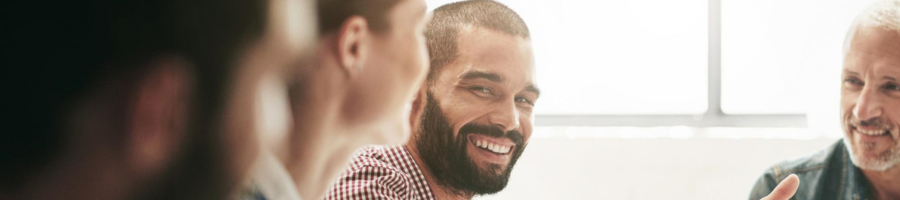 Una persona sonriente en una reunión de negocios