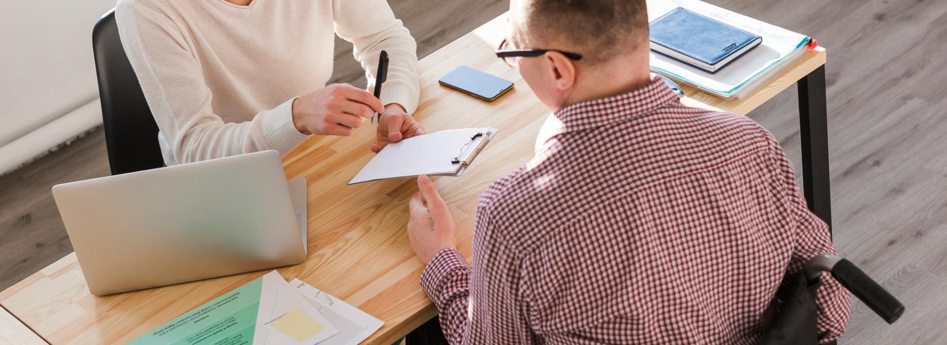 2 personas conversan alrededor de una mesa